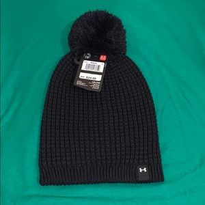 women’s under armour pom pom beanie